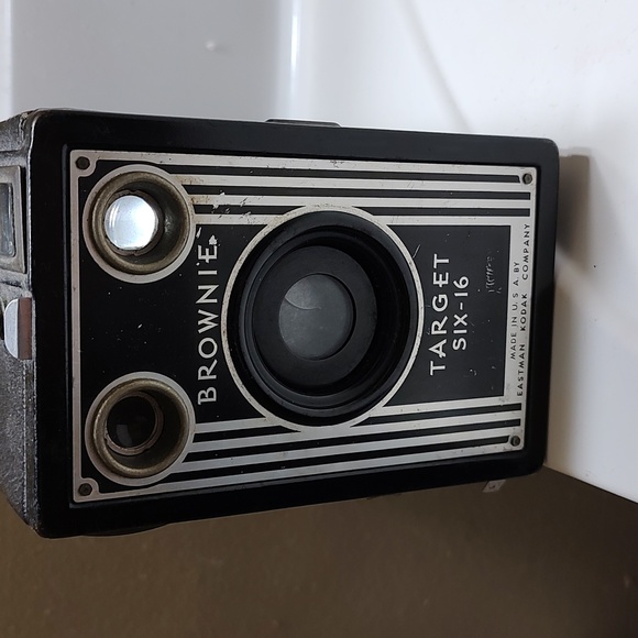 A beautiful vintage Kodak Brownie camera turned into a lamp with an Edison bulb - Picture 2 of 8